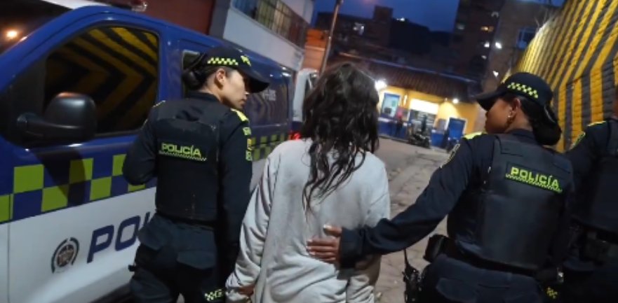 Niña de 13 años desapareció en Santa Marta y fue encontrada en un pagadiario de Bogotá En medio de un operativo que realizaba la Policía de Bogotá en la localidad de Los Mártires, una menor de 13 años que había desaparecido, fue hallada en un 'pagadiario' del sector de La Favorita.