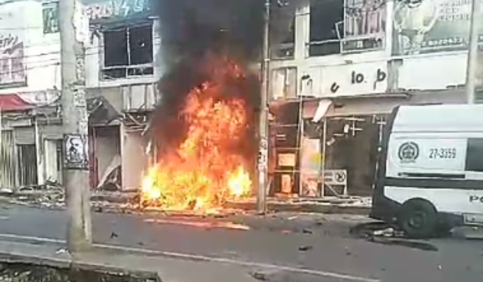 Nuevo atentado en Jamundí deja a tres personas heridas En la mañana de este miércoles una motobomba estalló frente al sector bancario de Jamundí. Las autoridades realizarán consejo de seguridad esta tarde.