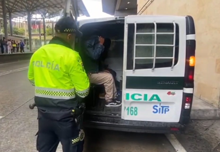 Policía capturó a 4 personas que estarían robando en TransMilenio La Policía sorprendió a tres hombres y una mujer realizando 'cosquilleo' a los usuarios del sistema en la estación Country Sur, en la troncal de la Carrera Décima.