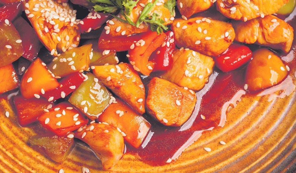 ¿Qué tal un pollo agridulce con un toque chino para su almuerzo? Pensar qué llevar de almuerzo al trabajo, a veces es desgastante. Esta es una opción le puede servir y con ingredientes fáciles de encontrar.