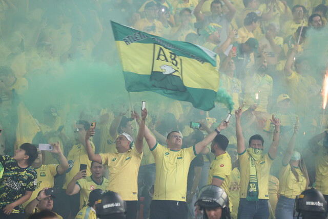 Ratifican la entrada de hinchas del Bucaramanga a El Campín El alcalde Carlos Fernando Galán y el presidente de Santa Fe, Eduardo Méndez, tuvieron una fructífera reunión en la que se ratificó la importancia de tener las puertas abiertas de El Campín para la hinchada auriverde.