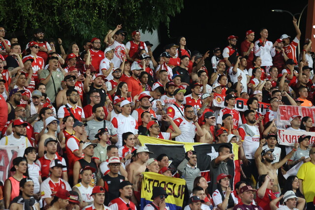 Supuestos hinchas de Santa Fe robaron a un fotorreportero antes de la final de la Liga En inmediaciones del estadio El Campín, el fotorreportero Mariano Vimos fue asaltado justo antes de que iniciara el partido de la final de la Liga BetPlay el 15 de junio, por unos supuestos hinchas de Santa Fe. El hombre denuncia que las autoridades allí presentes no le prestaron la atención que requería el caso.