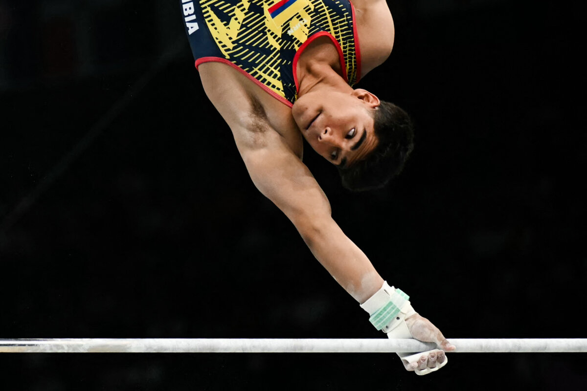 Gimnasta colombiano Ángel Barajas clasifica a la final de barra fija en París El joven colombiano Ángel Barajas, de 17 años, logró clasificarse para la final de barra fija tras terminar sexto en la primera jornada de competencia en gimnasia artística de los Juegos Olímpicos de París.