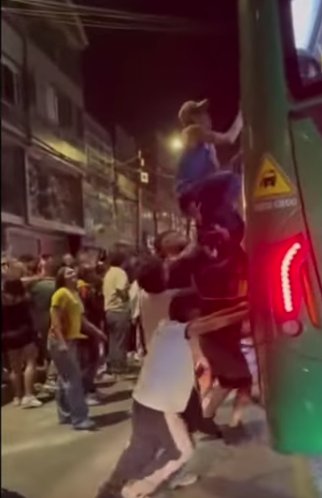 29 buses del Sitp fueron vandalizados durante la celebración del triunfo de Colombia en Bogotá Algunos hinchas que celebraban en la noche de este 10 de julio, vandalizaron varios buses Sitp en diferentes partes de la ciudad.