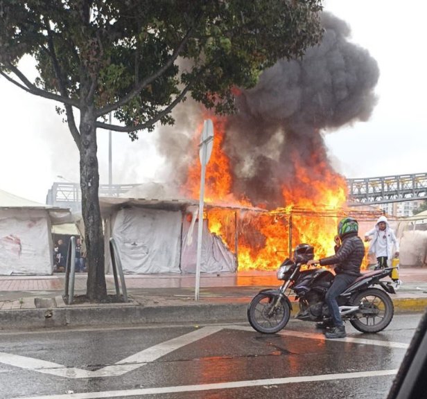 A esta hora bomberos atienden incendio cerca al Portal Suba: habrían 2 personas heridas Este 3 de julio se registró una gran conflagración en la localidad de Suba, muy cerca al portal de TransMilenio. La emergencia dejó 2 personas lesionada.