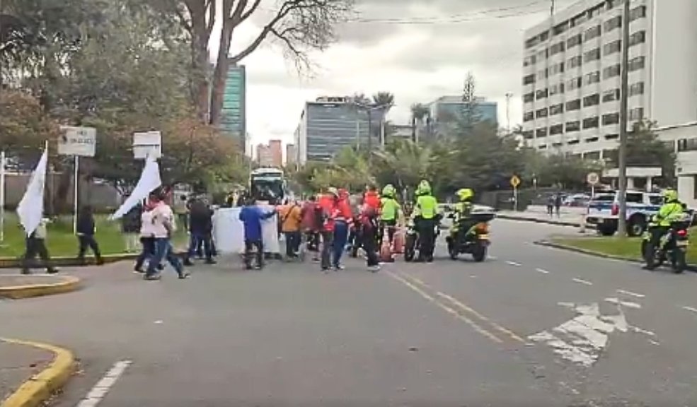 A esta hora se presentan manifestaciones a la altura de la calle 26 Las estaciones de TransMilenio El Tiempo - Cámara de Comercio de Bogotá, Salitre- El Greco, CAN, Gobernación, Quinta Paredes, Corferias y Ciudad Universitaria no están operando en el momento.