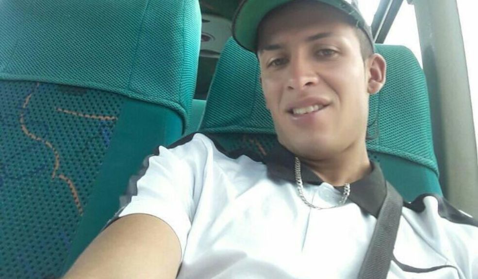 Ánderson fue baleado frente a su esposa en Facatativá Un manto de tragedia cubrió el barrio Chicó, ubicado en el municipio de Facatativá, Cundinamarca, debido al asesinato de un hombre que fue identificado como Ánderson Estiven Salazar Rodríguez,  ocurrido en horas de la noche de este sábado.