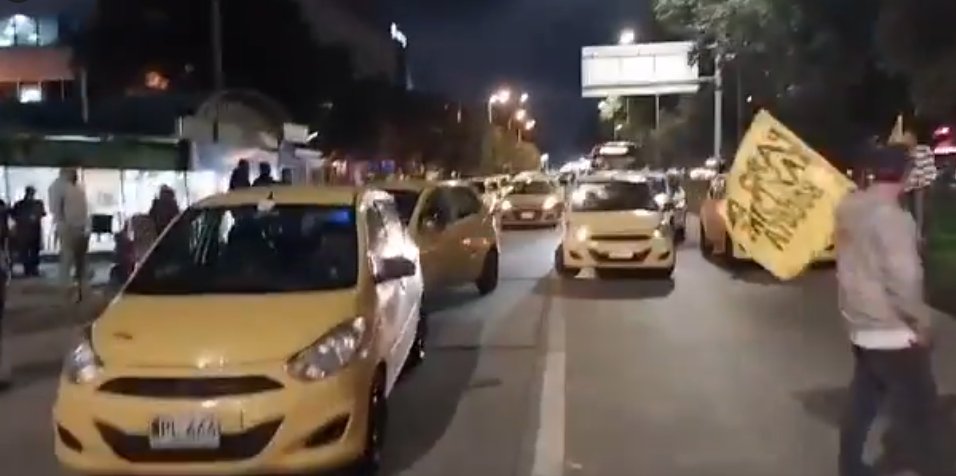 Atención: Taxistas bloquean la calle 26 y exigen diálogo con Galán A esta hora, el gremio de taxistas bloquea la Avenida el Dorado y activó un plan tortuga, exactamente en la calle 26 con carrera 103, en inmediaciones de la sede de la Aerocivil.