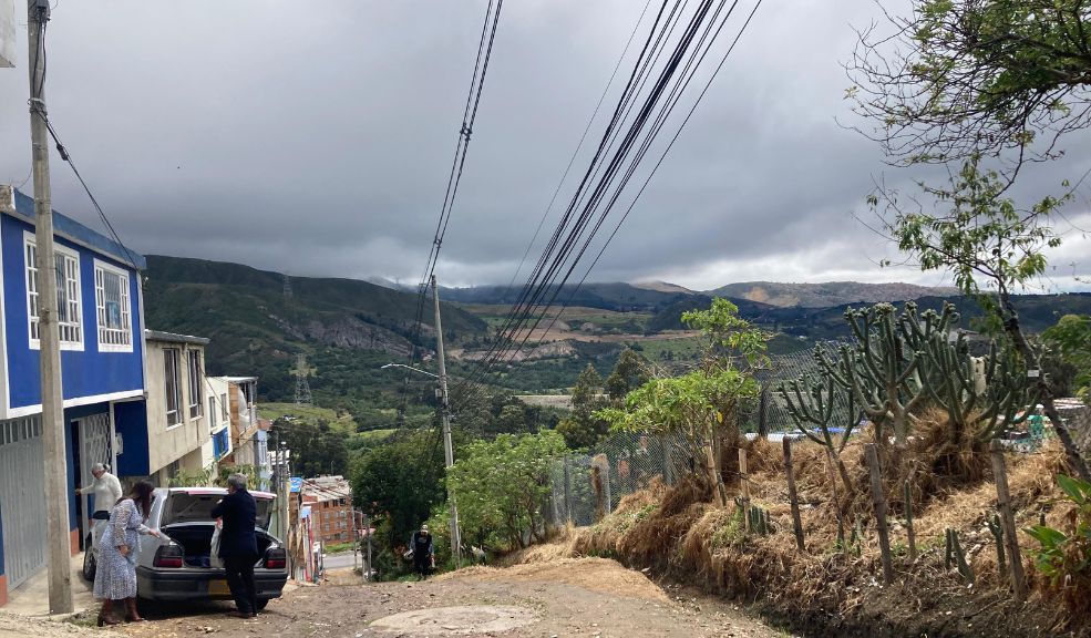 Aterrador hallazgo en Usme: encuentran cuerpo con heridas de arma blanca En el barrio Usminia de la localidad de Usme, los residentes despertaron ayer con la aterradora noticia de una persona muerta en una de las cuadras del vecindario. El terrible episodio corresponde a un asesinato con arma cortopunzante.