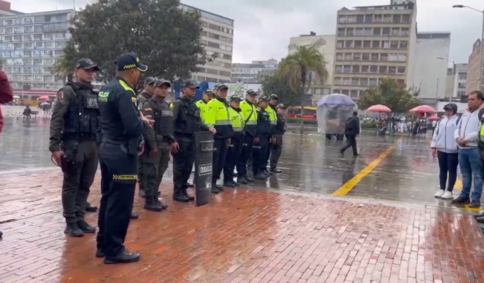 Autoridades incautan 29 armas cortopunzantes durante megatoma en San Victorino En horas de la mañana de este miércoles, las autoridades realizaron un gran operativo en el sector de San Victorino, localidad de Santa Fe.