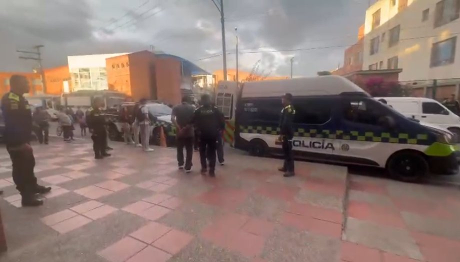 Capturan a 6 pillos que disfrazados ingresaron a una vivienda para cometer millonario robo En un operativo reciente en la localidad de Bosa, 6 personas fueron capturadas por los delitos de hurto, porte y fabricación de armas de fuego o municiones.