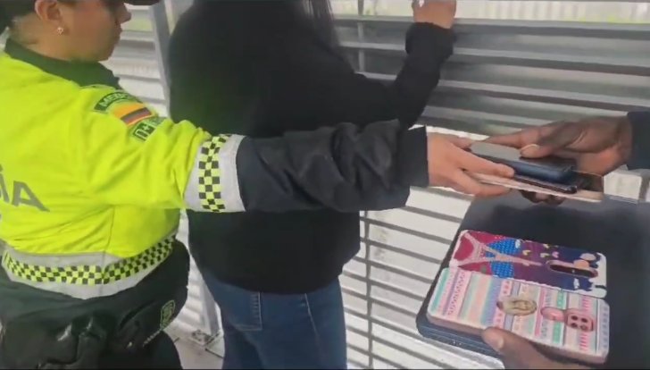 Capturan a una mujer por robar un computador y 6 celulares en TransMilenio La Policía Metropolitana de Bogotá logró la captura de una mujer que se disponía a abandonar TransMilenio con un computador y seis teléfonos presuntamente hurtados.