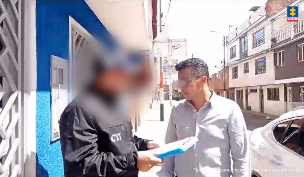 Cárcel para hombre que habría lanzado a su esposa desde el piso 17 Jorge Pulido sería el presunto feminicida de su esposa, pues el sujeto es señalado de lanzar a la mujer desde el piso 17 de un edificio de apartamentos.