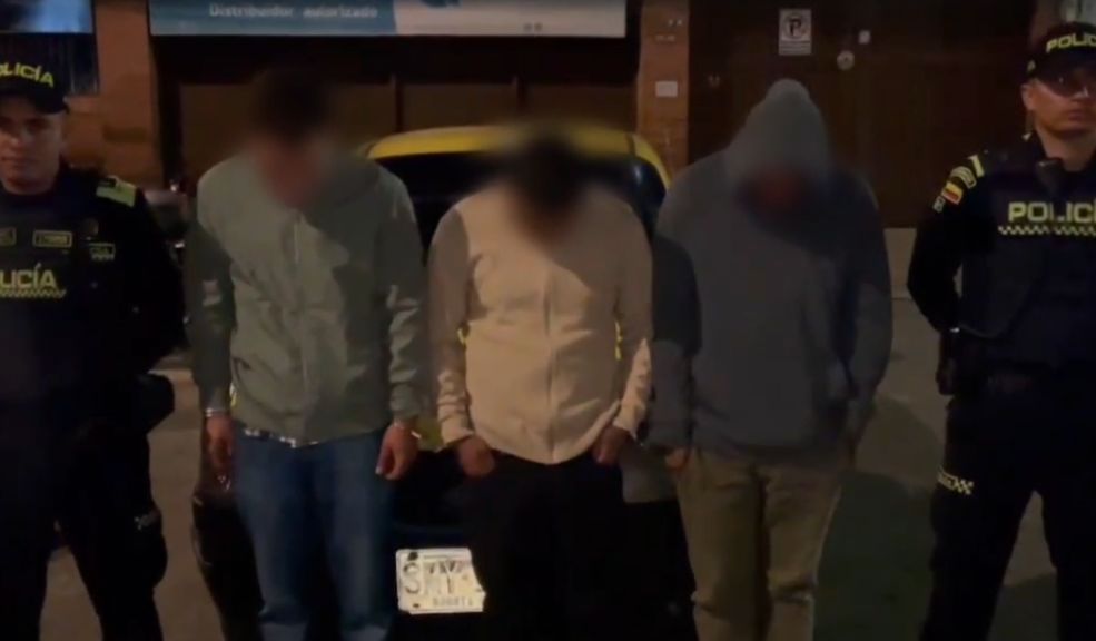 Cayeron 3 sujetos que habrían robado a los pasajeros de un Sitp en Usaquén La Policía de Bogotá logró la captura de tres sujetos implicados en el hurto a pasajeros de un bus del Sitp que se movilizaba en Usaquén. Uno de los implicados tenía casa por cárcel.