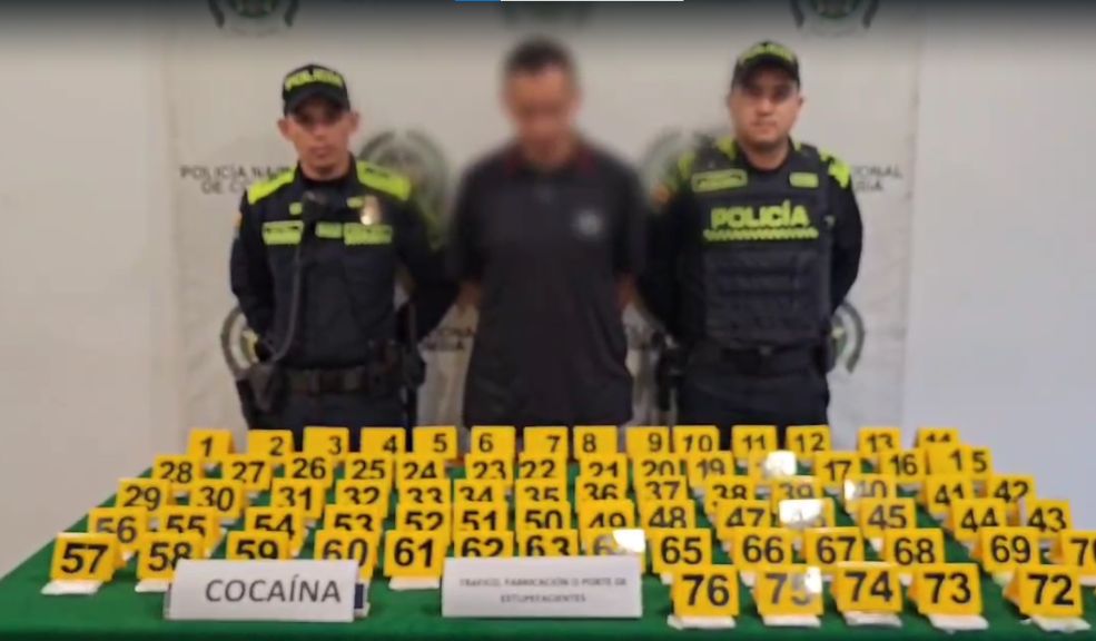 Cayó sujeto que pretendía ingresar 6 kilos de cocaína al aeropuerto El Dorado Las autoridades lograron la captura de un sujeto que buscaba movilizar 6 kilos de cocaína en El Dorado bajo la modalidad de adheridos.