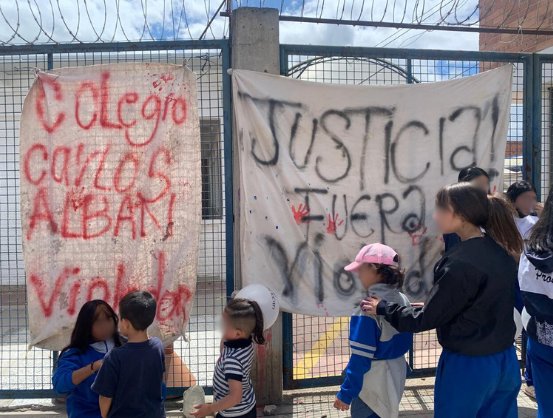 Claman justicia por la violación de un niño en colegio de Bosa Solo rabia y desesperación se ve en el rostro de una madre de familia, quien denunció que en el colegio Carlos Albán Sede C, de la localidad de Bosa, su hijo de seis años fue violado, al parecer por dos hombres que hacían trabajos de construcción dentro de la institución.