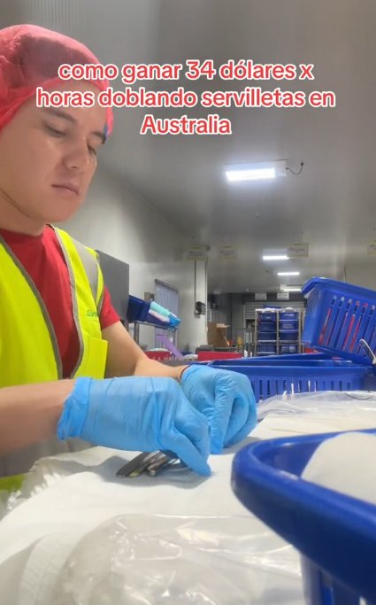 Colombiano en Australia gana $11 millones al mes por doblar servilletas Luar Ardila, un colombiano en Australia, comparte su experiencia, en la que dice ganar 34 dólares por hora con un trabajo de catering en aeropuertos. 