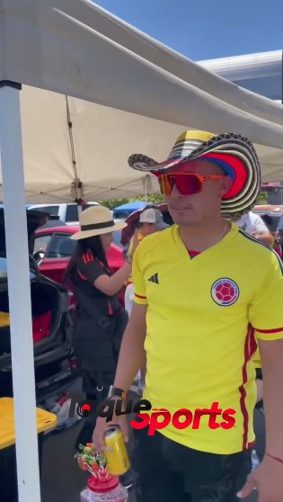 Colombiano se rebusca vendiendo 'guaro' en la Copa América A quienes no pueden comprar la botella, se les vende el shot a 5 dólares.