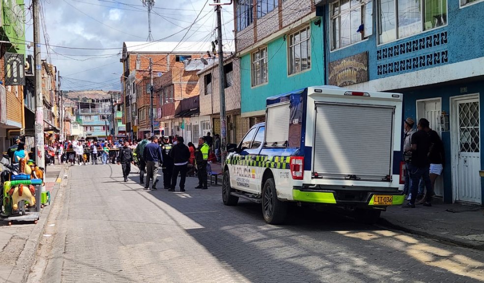 Balearon a 2 hermanos en Ciudad Bolívar: uno falleció y el otro está herido Un osado y temerario ataque sicarial se presentó en la tarde de ayer en el barrio El Lucero de la localidad de Ciudad Bolívar, que le costó la vida a un joven venezolano y dejó gravemente herido a su hermano.