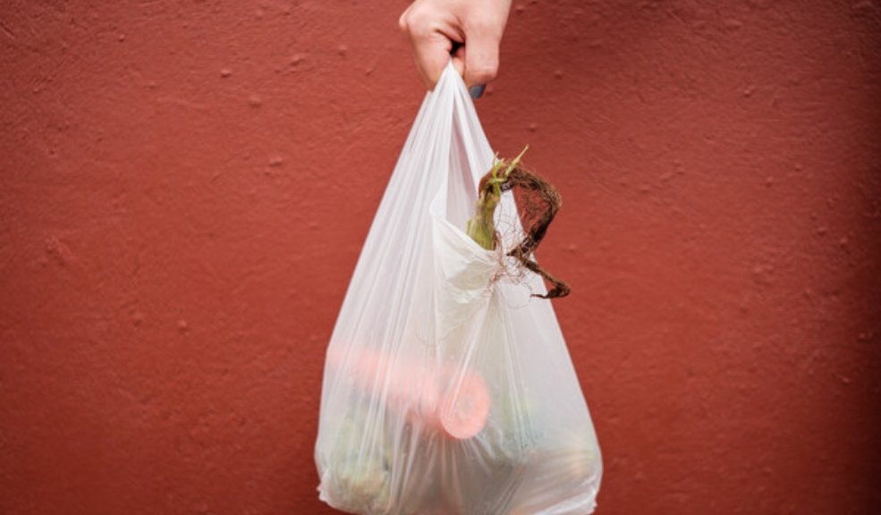 Dejar los plásticos, una tarea bien dura El domingo arrancó la prohibición sobre 8 distintos tipos materiales como bolsas y palillos, pero ¿estábamos preparados? Q’HUBO salió a las calles para conocer el punto de vista ciudadano.
