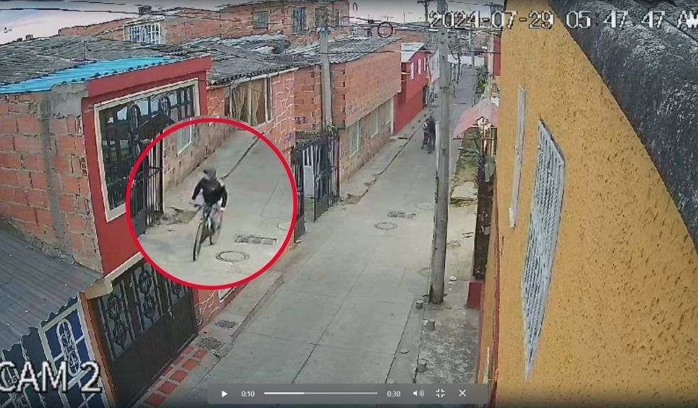 Denuncian ola de robos en Soacha: el delincuente anda en bicicleta Cansados de la inseguridad y de los constantes robos que se están presentando desde principios de año, los vecinos del barrio Capitalinas, ubicado en la comuna cinco del municipio de Soacha (Cundinamarca), dieron a conocer la problemática que están afrontando en la zona aledaña a la Carrera 6G Este con Calle 29.