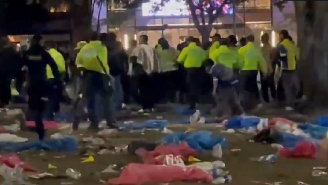 En Bogotá se registraron 1.322 riñas luego de la final de la Copa América La Policía Metropolitana de Bogotá dio un balance sobre lo ocurrido durante la noche del domingo y madrugada del lunes, luego de que varios hinchas protagonizaran riñas en algunos puntos de la ciudad. En total, 10 personas resultaron heridas.