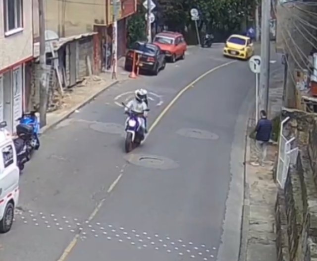 EN VIDEO: Así fue como pillos pasaron dos veces frente a su víctima para robarle el celular Luego de rondar varias veces por el sector, los delincuentes le raparon el celular al muchacho. Vea el video aquí.