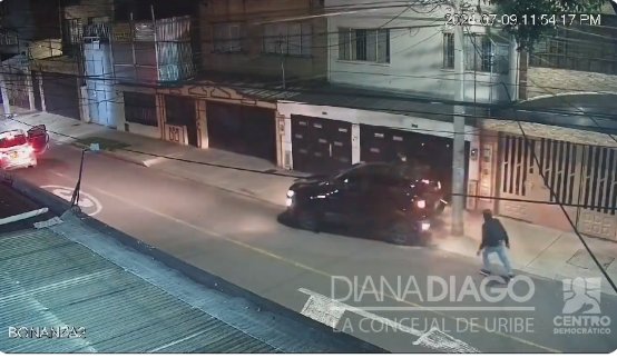 EN VIDEO: Hombre estrelló su carro contra un poste para que no se lo robaran Las cámaras de seguridad del barrio Bonanza en Engativá captaron el momento exacto en el que dos ladrones abordaron a un ciudadano e intentaron robarle el vehículo en el que se transportaba.