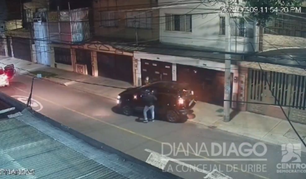 EN VIDEO: Hombre estrelló su carro contra un poste para que no se lo robaran Las cámaras de seguridad del barrio Bonanza en Engativá captaron el momento exacto en el que dos ladrones abordaron a un ciudadano e intentaron robarle el vehículo en el que se transportaba.