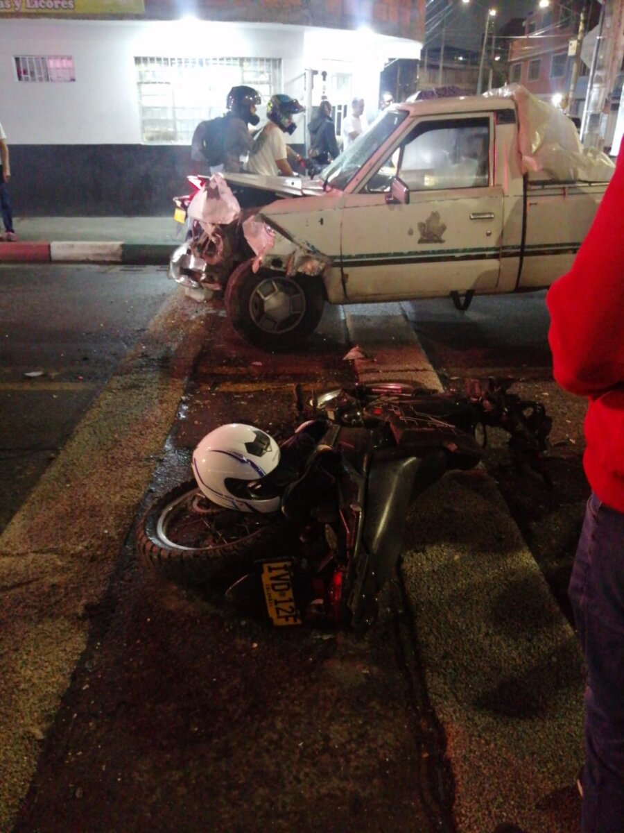 EN VIDEO: Impactante choque entre un motociclista y una camioneta en el sur de Bogotá Una imprudencia causó que el motociclista saliera disparado hacia el asfalto y quedara gravemente herido.