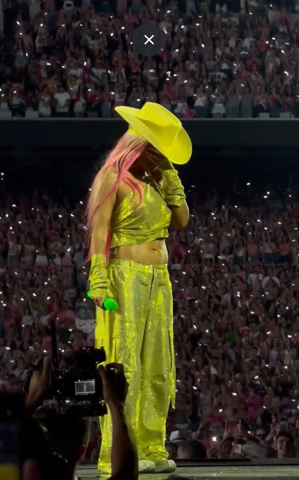 EN VIDEO: Karol G lloró tras ser ovacionada en el estadio Santiago Bernabéu Karol G hizo historia al convertirse en la primera artista latina en llenar por 4 noches consecutivas el estadio Santiago Bernabéu en Madrid.