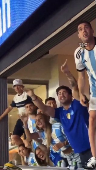 EN VIDEO: Maluma se pelea con hinchas argentinos en la final de la Copa América Varios artistas del género urbano asistieron a la final de la Copa América, entre ellos el cantante Maluma quien se vio enfurecido por la provocación de algunos hinchas de la albiceleste.