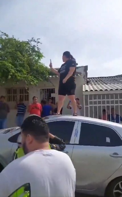 EN VIDEO: Mujer se subió al techo de su carro para que la Policía no lo inmovilizara Las autoridades tuvieron que intervenir para controlar la situación y obligar a la mujer a descender del carro.