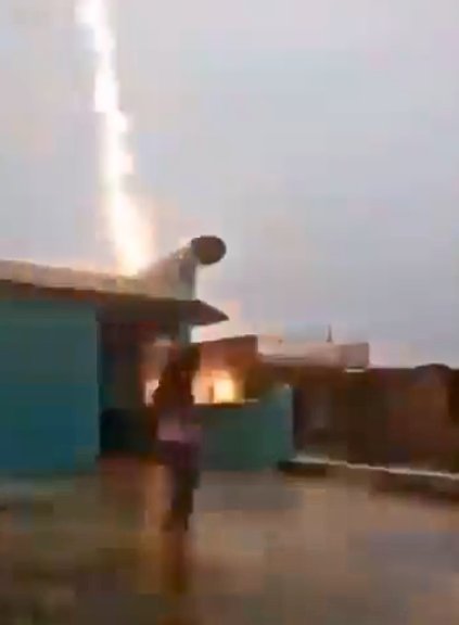 EN VIDEO: niña estuvo a punto de ser impactada por un rayo La niña estaba en la terraza de su casa disfrutando de la lluvia, cuando un rayó cayó a muy pocos metros de la pequeña. ¡Impresionante!