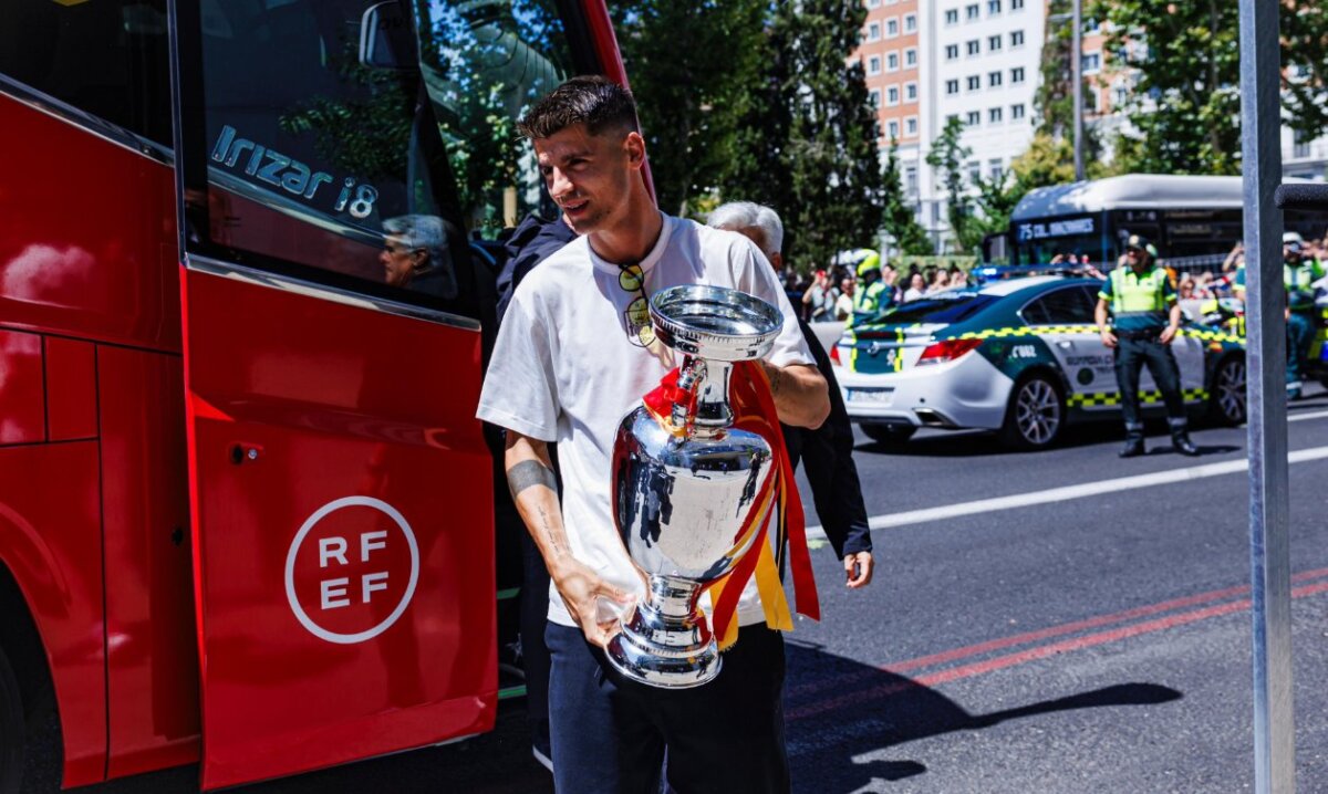 España regresó de Alemania con la cuarta Eurocopa La selección española de fútbol aterrizó este lunes en el aeropuerto Adolfo Suárez Madrid-Barajas sobre las 3:00 de la tarde (hora local) con el trofeo de la Eurocopa, la cuarta de su historia, tras derrotar (2-1) este domingo a Inglaterra en la final disputada en el Olímpico de Berlín.