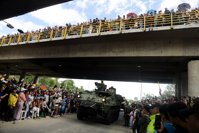 Fuertes críticas a Petro por llegar tarde al desfile del 20 de julio e irse antes de que terminara El retraso del presidente Gustavo Petro causó indignación entre los ciudadanos.