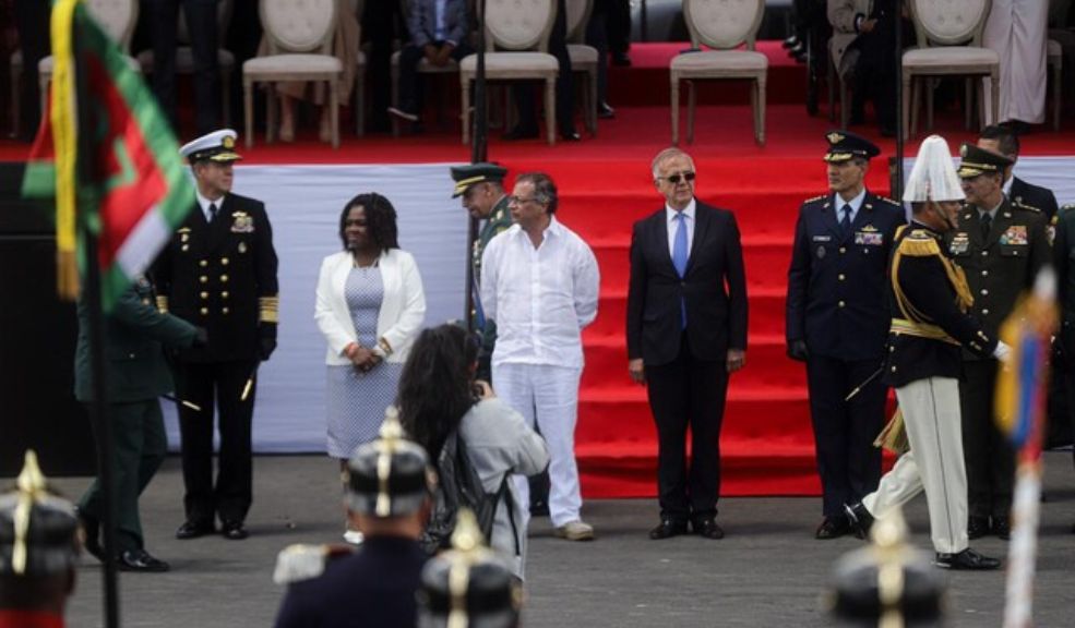 Fuertes críticas a Petro por llegar tarde al desfile del 20 de julio e irse antes de que terminara El retraso del presidente Gustavo Petro causó indignación entre los ciudadanos.