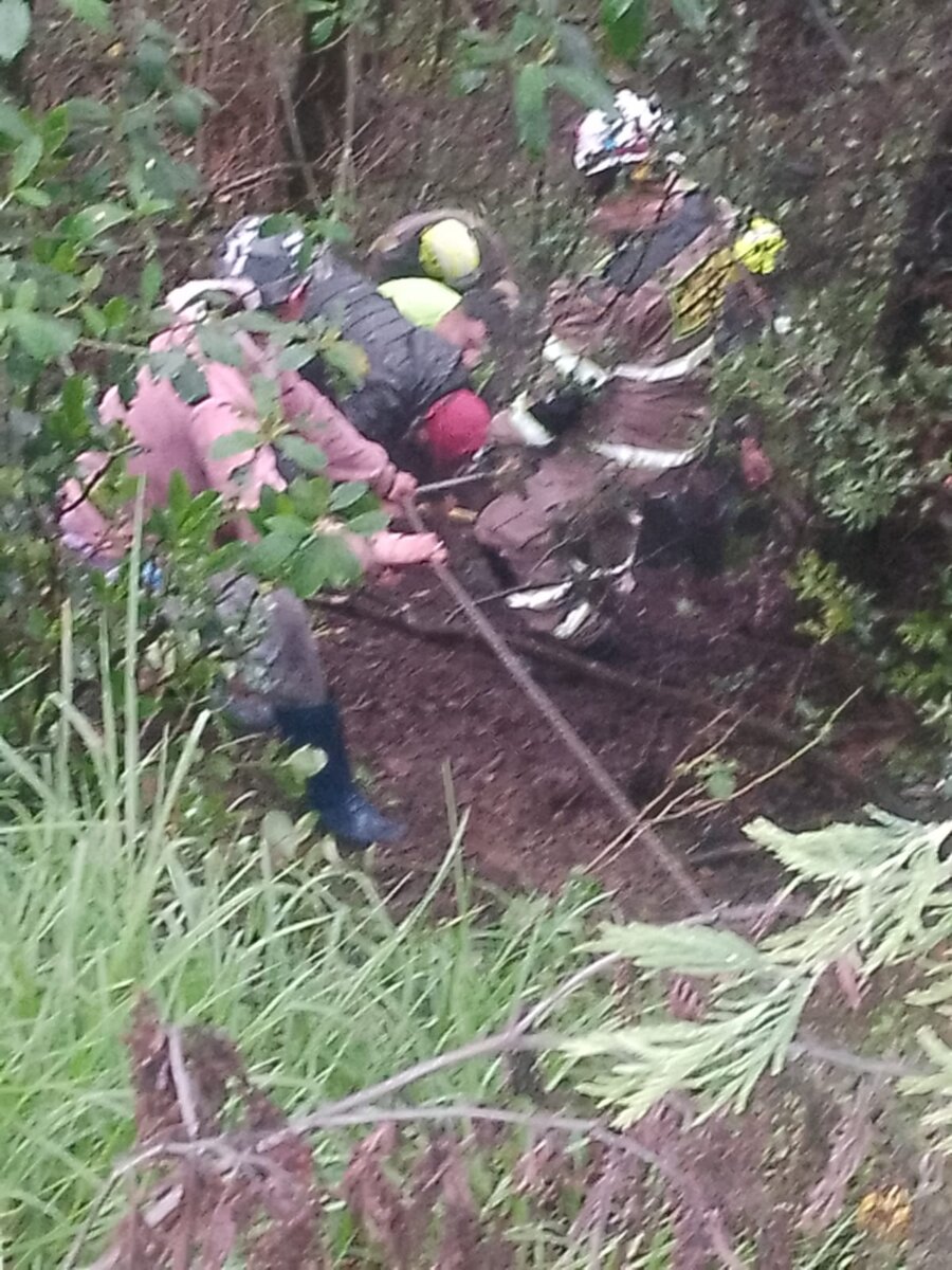 Grave accidente en la vía Tabio- Subachoque: conductor cayó por un precipicio El conductor perdió el control del vehículo y cayó desde una altura aproximada de 120 metros.