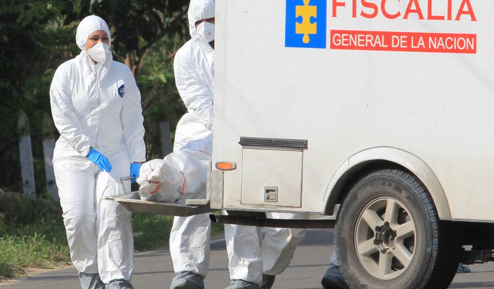 Hallan cadáver atado de pies y manos en un caño: la víctima sería una mujer Sus tobillos estaban atados con una tela blanca, y la parte superior del cádaver estaba cubierta con una cobija de rayas azules, blancas y lilas.