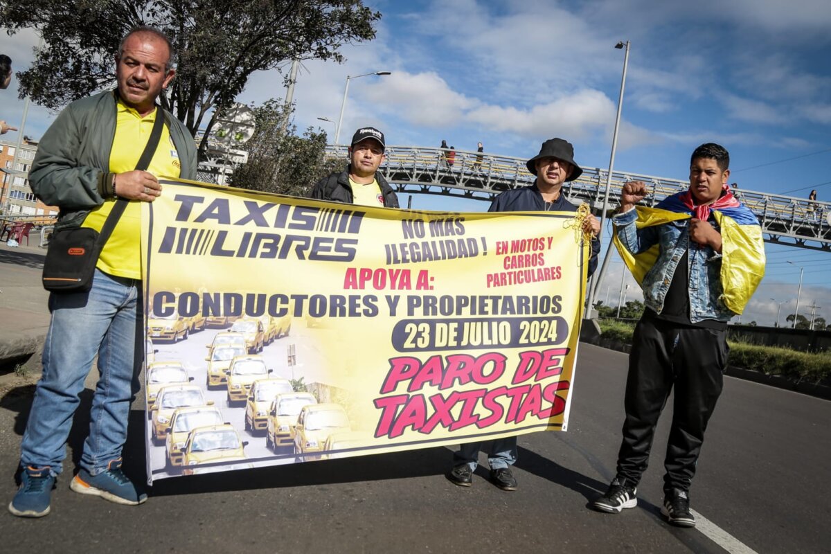 Alcalde de Bogotá advierte a taxistas, pero el paro sigue El alcalde de Bogotá, Carlos Fernando Galán, ordenó a las autoridades levantar los bloqueos en la ciudad establecidos por grupos de taxistas que se lanzaron este martes en una nueva jornada de protesta en la que reclaman el fin o al menos un modelo de regulación para el transporte mediante plataformas, además de protestar por el alto valor de los combustibles.