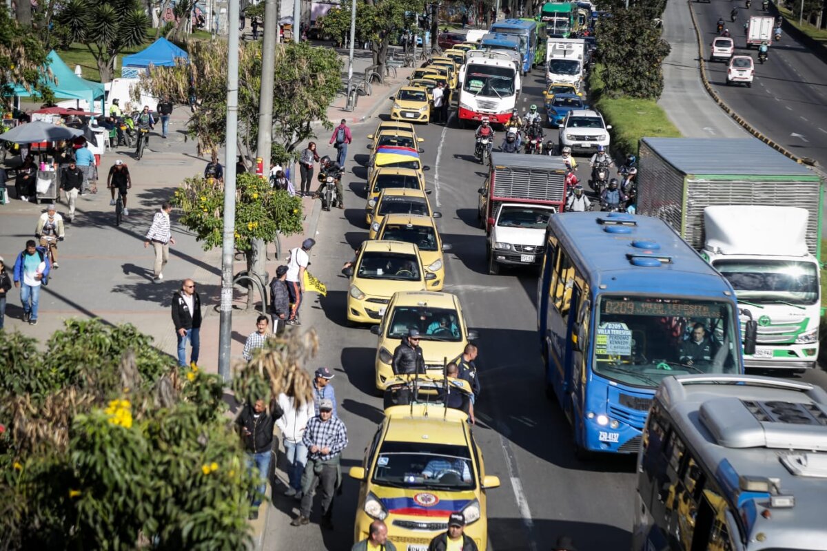 Alcalde de Bogotá advierte a taxistas, pero el paro sigue El alcalde de Bogotá, Carlos Fernando Galán, ordenó a las autoridades levantar los bloqueos en la ciudad establecidos por grupos de taxistas que se lanzaron este martes en una nueva jornada de protesta en la que reclaman el fin o al menos un modelo de regulación para el transporte mediante plataformas, además de protestar por el alto valor de los combustibles.