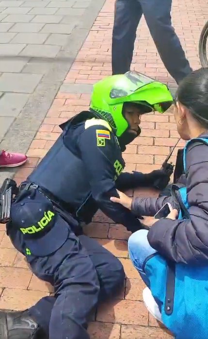 Así despiden a patrullero asesinado en el sur de Bogotá A esta hora en el Centro Religioso de la Policía Nacional es despedido el patrullero Heiner Yoel Loaiza, quien murió luego de recibir un disparo en medio de una balacera en Bogotá.