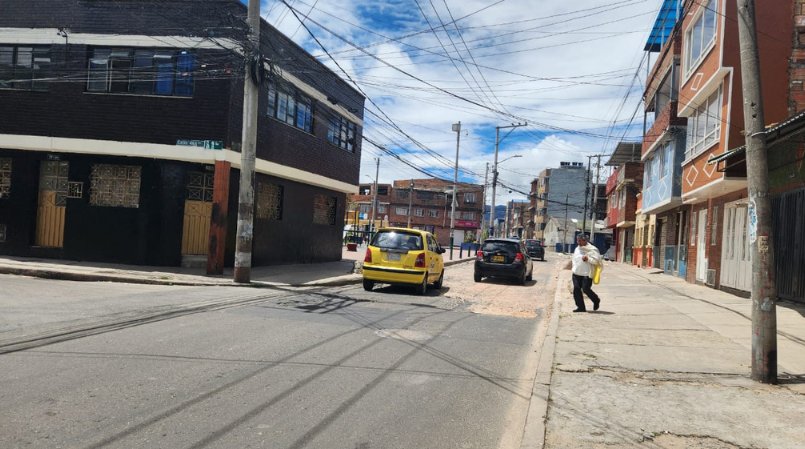 Manuel, el hombre que falleció en medio de violenta riña en Rafael Uribe En una de las solitarias y tranquilas calles del barrio El Claret, en la localidad de Rafael Uribe, se presentó una acalorada y violenta riña en la madrugada de este lunes, la cual dejó como resultado la muerte de Deivis Manuel Miranda Castillo.