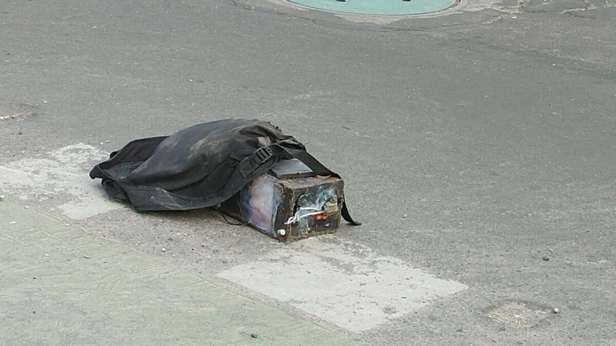 Momento en que un sujeto lanza explosivo a una camioneta de la UNP en Teusaquillo En las últimas horas, salió a luz el video que muestra como un sujeto dejó un explosivo debajo de una camioneta que pertenece al esquema de seguridad de Gabriel Ángel, firmante del Acuerdo de Paz. Así fue como las autoridades controlaron la situación.