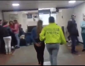 En Usme: mujer torturaba a sus 2 hijos menores de edad cuando no le pagaban la cuota diaria Una mujer, madre de 2 menores de 13 y 14 años de edad, fue capturada en el sur de Bogotá por torturar a sus hijos cuando estos no le pagan una cuota diaria de $50.000.