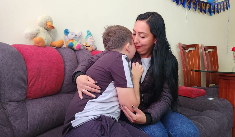 Niño lleva 7 años luchando contra una enfermedad: su madre pide ayuda para el tratamiento Gloria Cáceres es la madre de un niño que tiene trombocitopatia genética, una enfermedad huérfana que no se trata en Colombia.