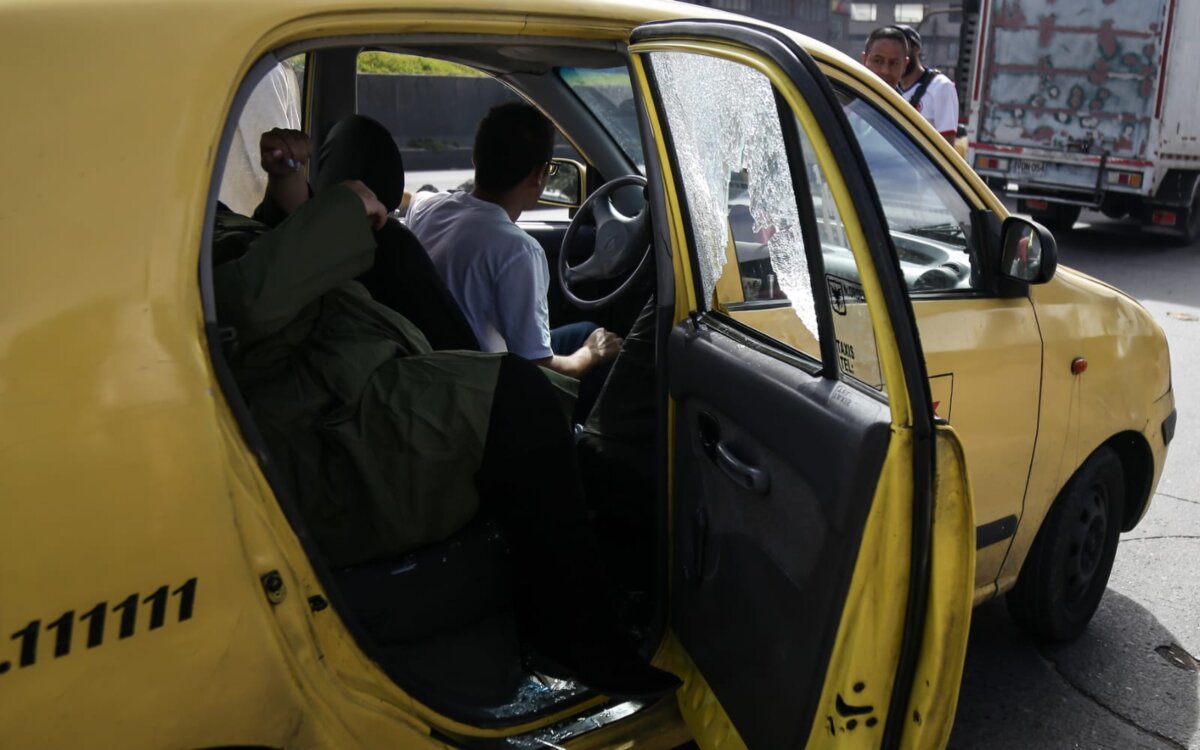 Nuevo balance de movilidad: así avanza el paro de taxistas Se han presentado varios actos de vandalismo durante la protesta del gremio de taxistas. Por el momento, persisten las afectaciones en la calle 13.