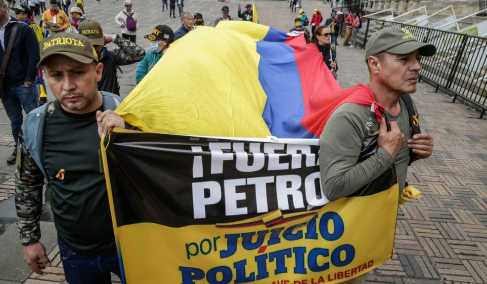 Reservistas de las FF. MM. protestan contra Petro en medio de la celebración del 20 de julio En este momento, militares retirados y algunos ciudadanos protestan en la Plaza de Bolívar en contra del Gobierno Petro. Le contamos cuáles son las razones.