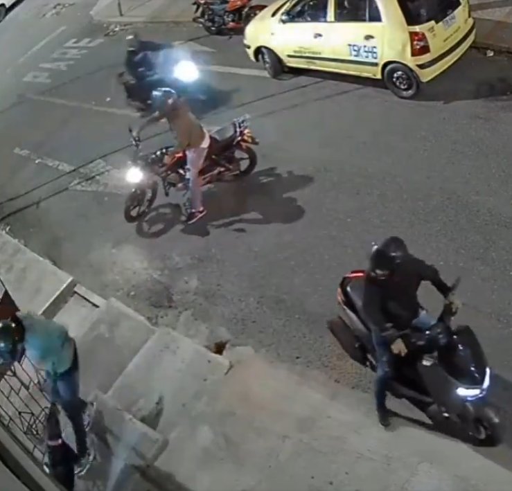 Perrito mordió a sujetos que intentaron robar la moto de su dueña y se hizo viral Un valiente perro defendió a su dueña de un intento de robo de su moto en Medellín. El canino logró ahuyentar a los ladrones y toda la escena fue captada en video