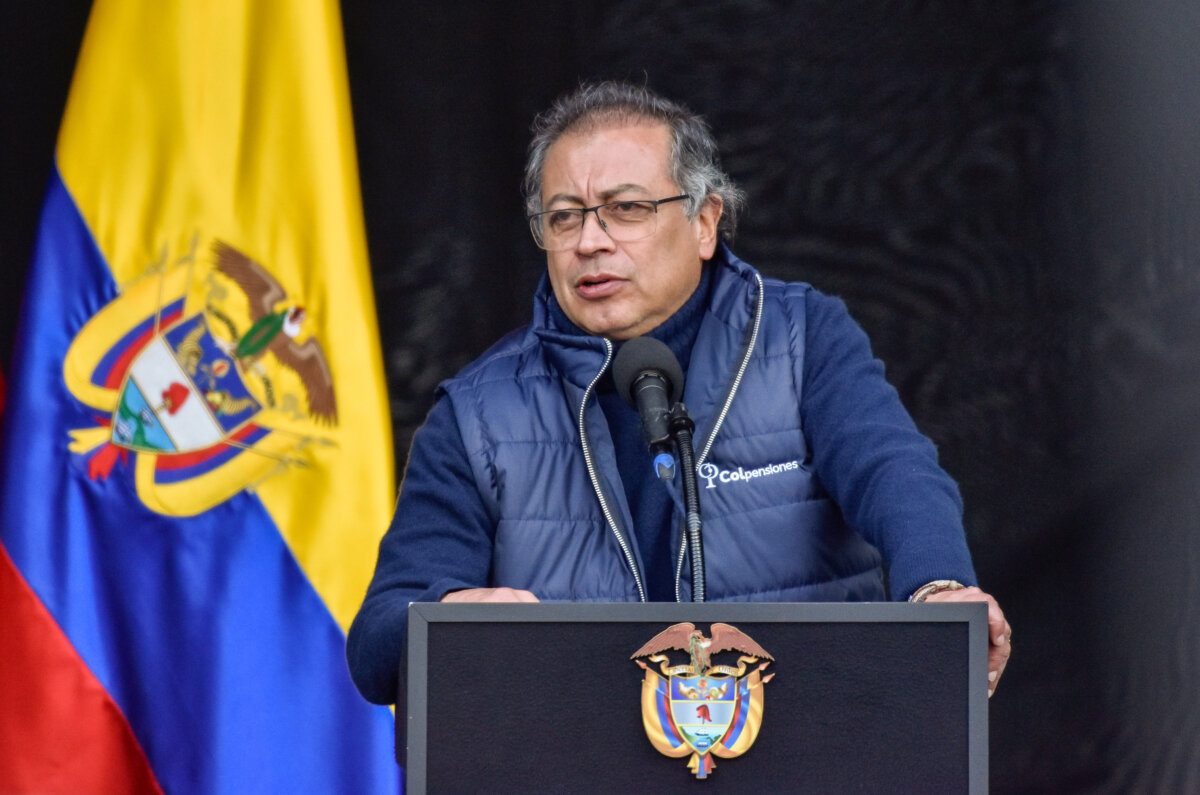 Petro rompió el silencio sobre elecciones en Venezuela y pidió un "escrutinio transparente" Luego de tres días de haber permanecido en silencio, el presidente de la República, Gustavo Petro, se pronunció finalmente sobre las elecciones en Venezuela que le dieron la victoria al actual mandatario, Nicolás Maduro, mismas que fueron calificadas como fraudulentas por la oposición.